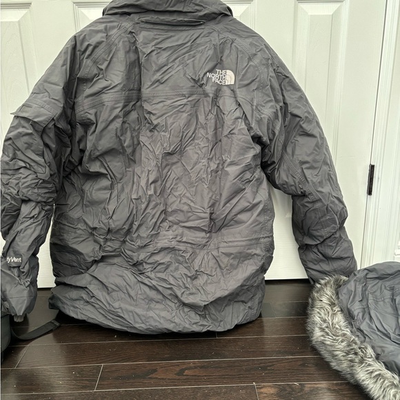 The North Face Winter Jacket with removable hood - Picture 7 of 7
